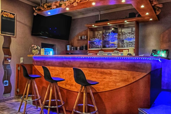 Lounge 27 of 38