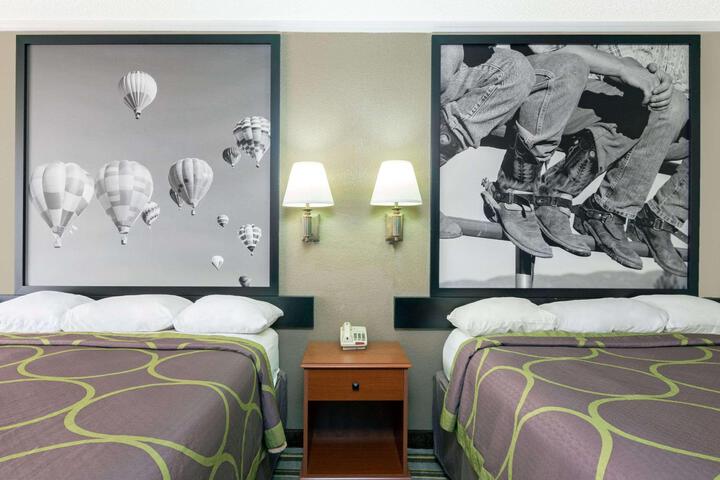 2 Queen Beds (12 of 17)