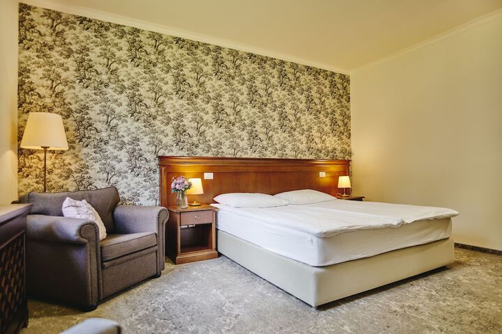 Room 4 of 90
