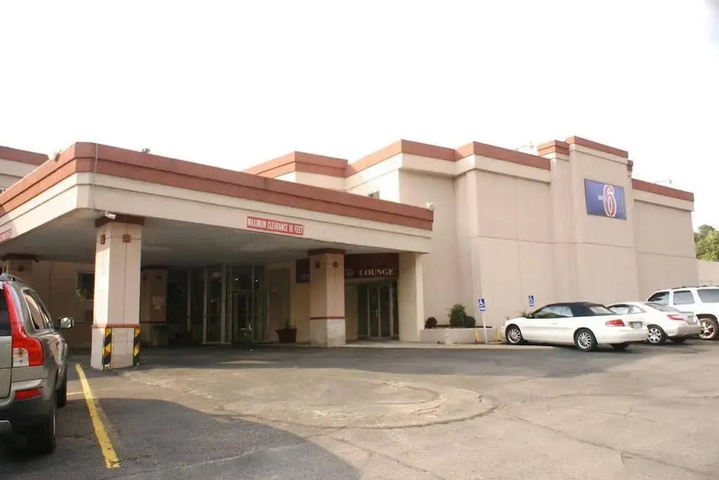 Exterior of Motel 6 Pittsburgh