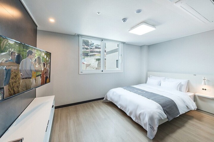 Room 8 of 28