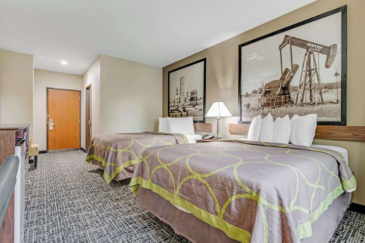 2 Queen Beds (9 of 12)