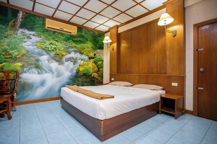 Room 7 of 18