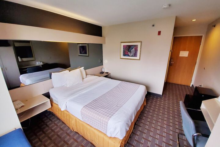 1 Queen Bed (7 of 21)