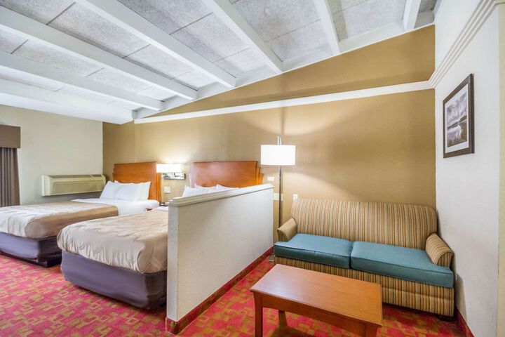 1 Queen Bed Business Room Accessible (17 of 18)