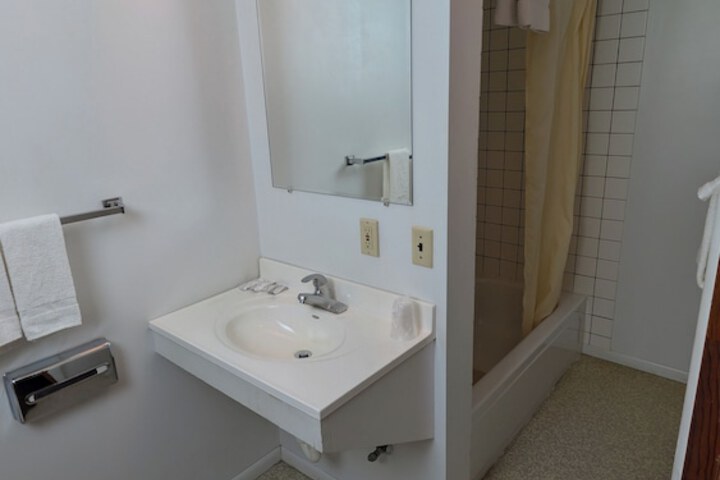 Room 5 of 84
