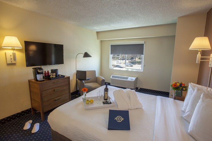 Pod Pacific Queen Bed (5 of 10)
