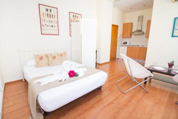 Central Modern Studio by La Recepción