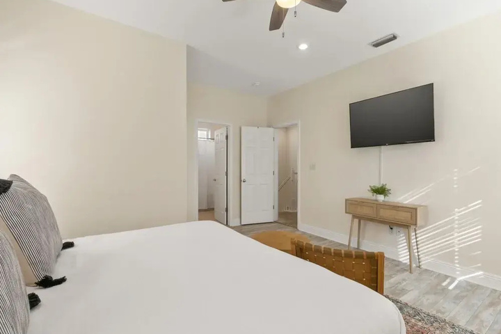 Room 6 of 24