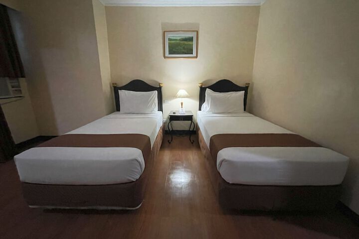 Room 27 of 90