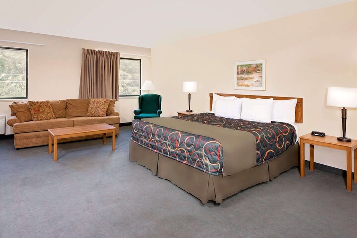 Room 9 of 18