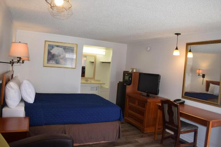 1 Queen Bed (1 of 9)