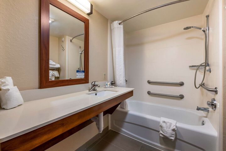 Business 2 Queen Beds Accessible (10 of 24)
