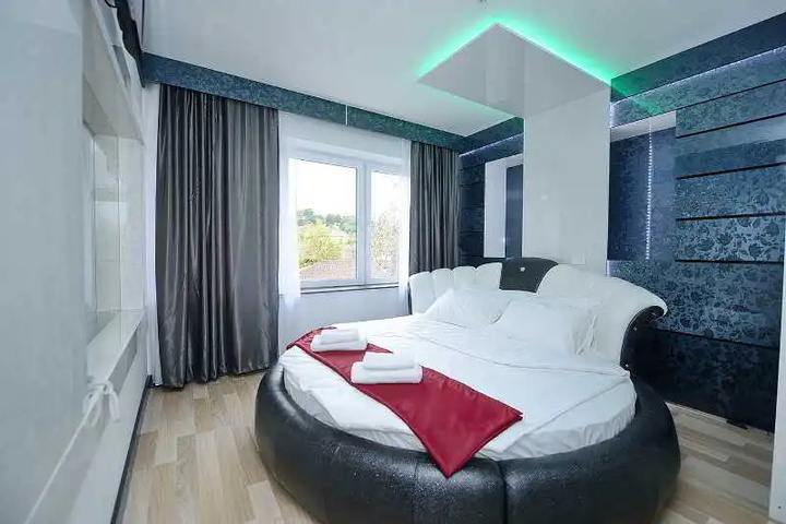 Room 5 of 7