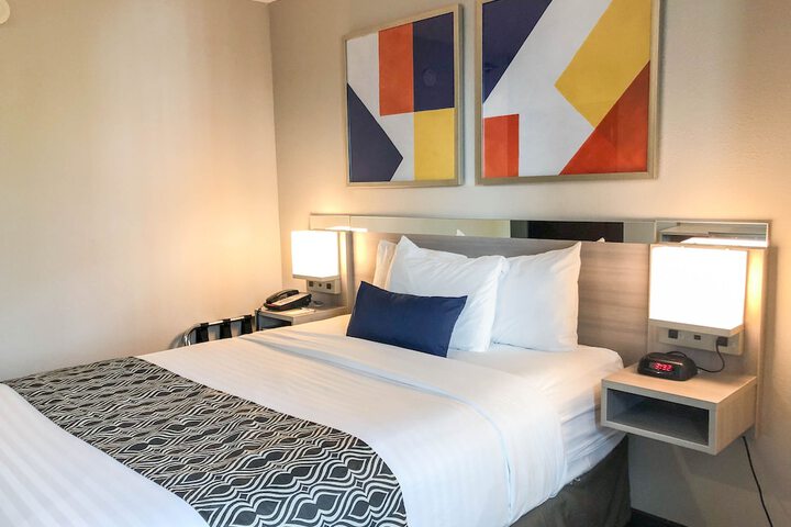 1 Queen Bed Accessible Room (6 of 20)