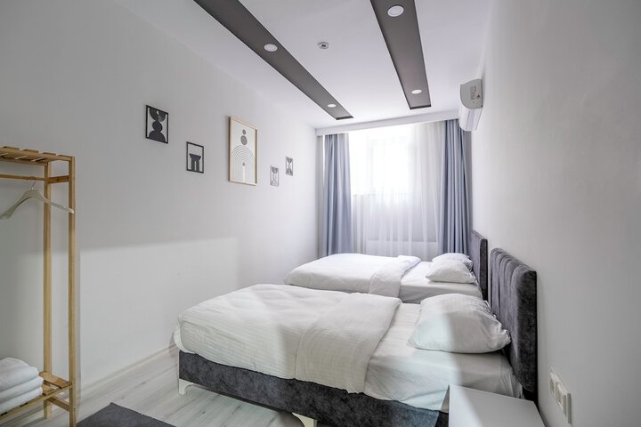 Room 103 of 293