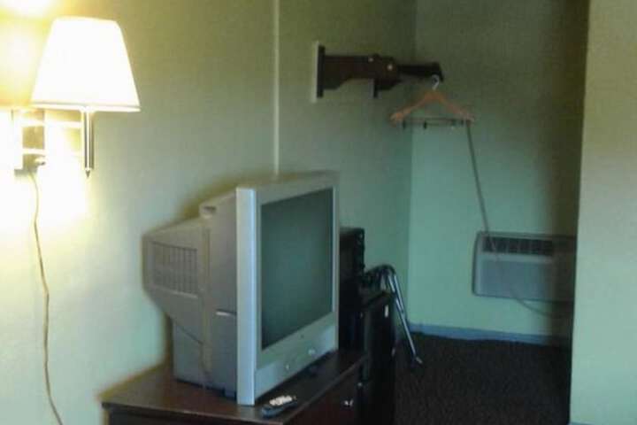 Room 6 of 8