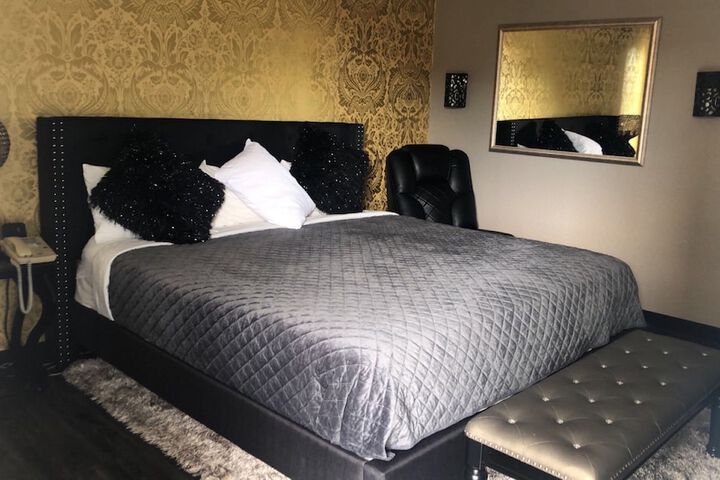 Room 2 of 77