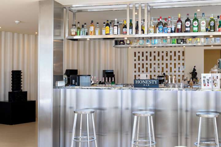 Lounge 55 of 60