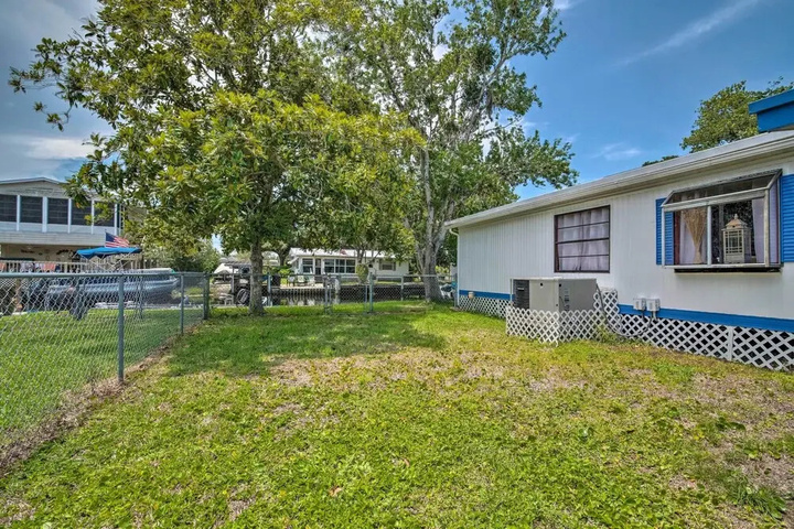 Homosassa Retreat w / Sunroom & Canal Views!