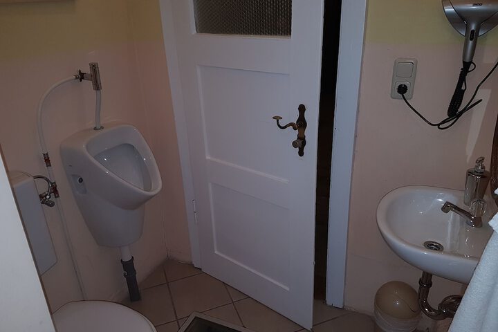 Room 16 of 80