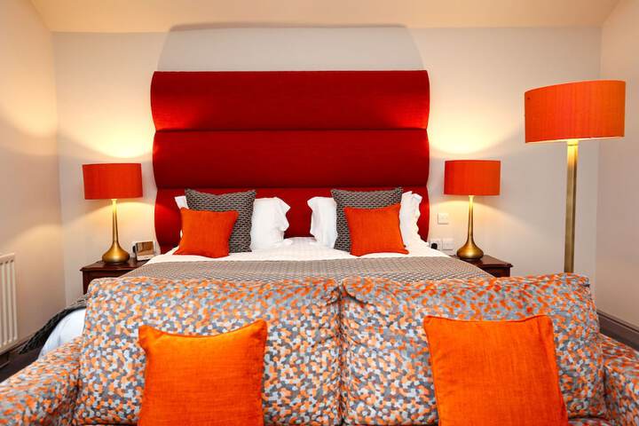 Room 4 of 93