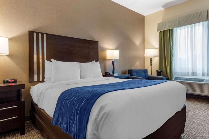 1 Queen Bed Accessible (3 of 7)