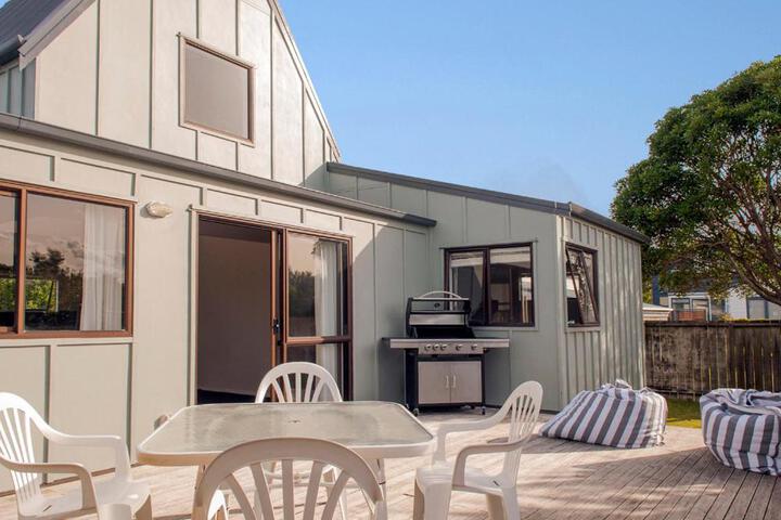 Beach Central - Whangamata Holiday Home