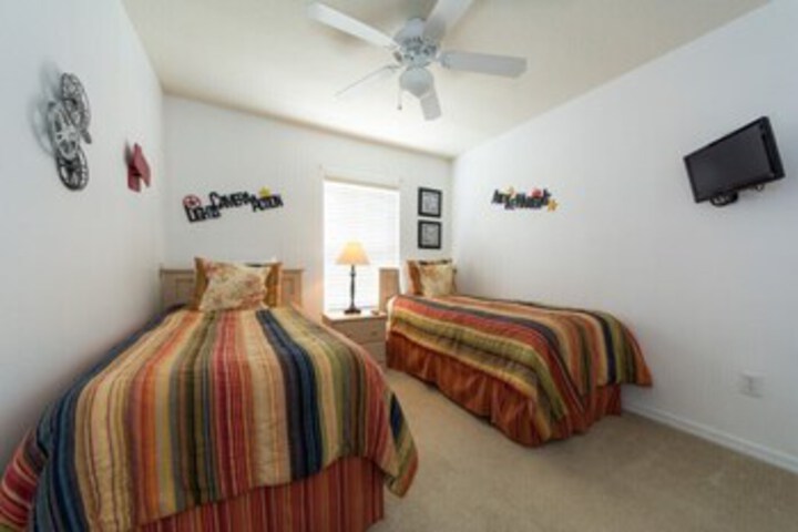 Room 13 of 16