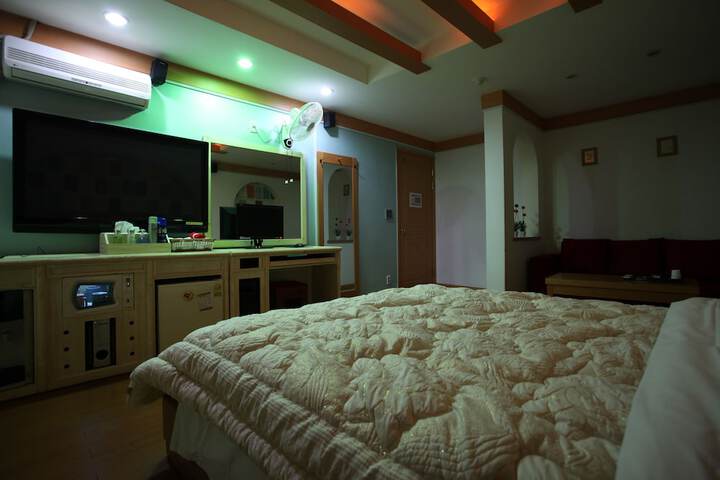 Room 6 of 13