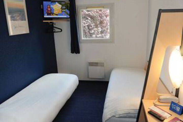 Room 6 of 12