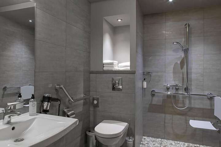 Room 15 of 48