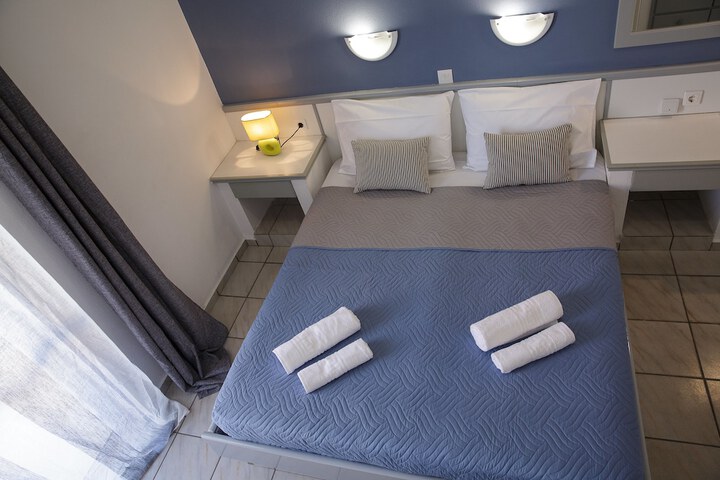 Room 6 of 25