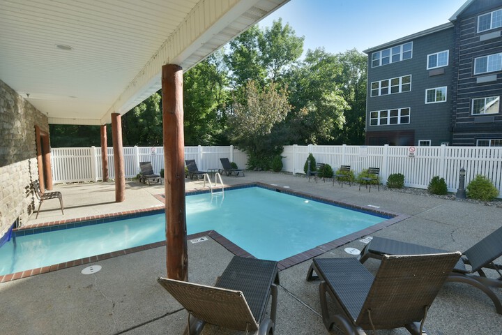 Indoor/outdoor pool