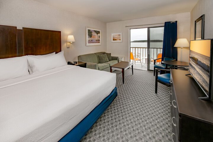 1 King Bed Poolside Accessible (3 of 8)