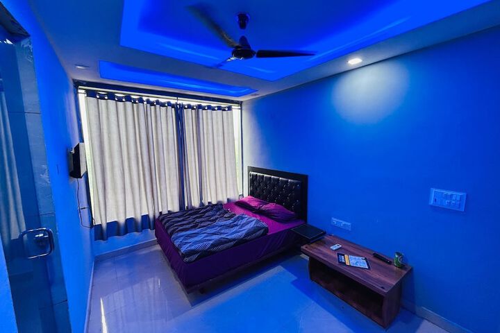 Room 6 of 13