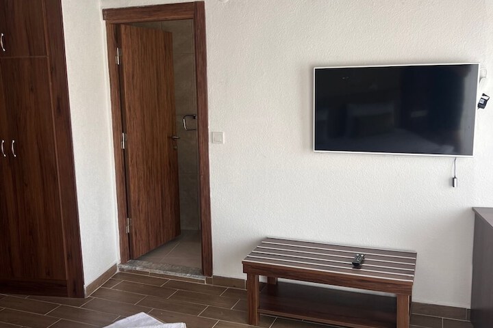 Room 8 of 40