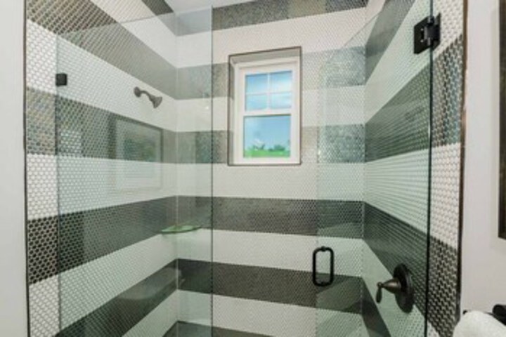 Room 6 of 25