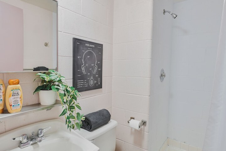 Room 4 of 12