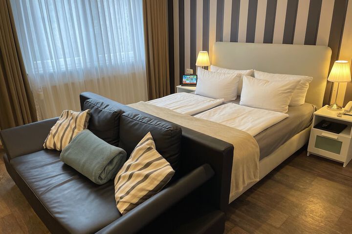 Room 5 of 33