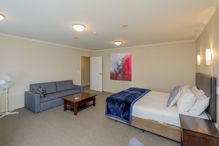 Room 5 of 18