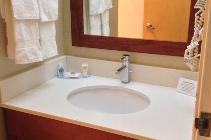 1 Queen Bed Accessible (15 of 24)