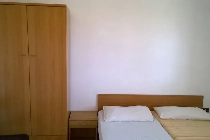 Room 5 of 16