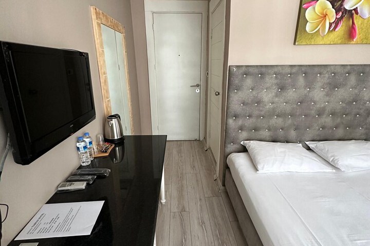 Room 3 of 77