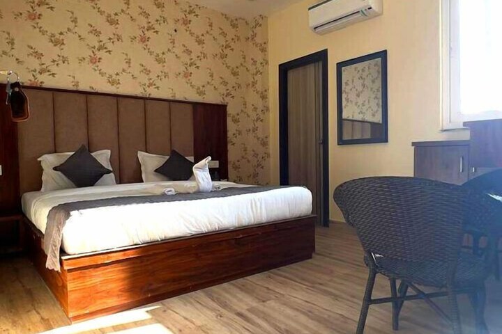 Room 6 of 25