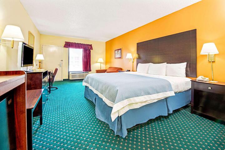 1 Queen Bed (10 of 10)
