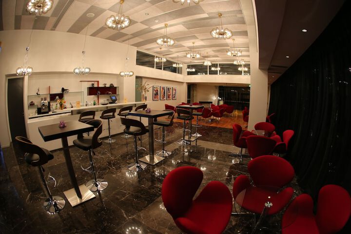 Lounge 18 of 32