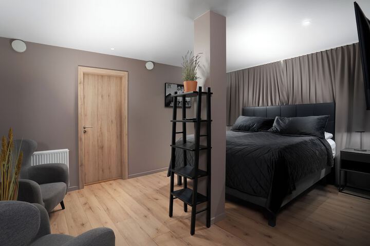 Room 13 of 80