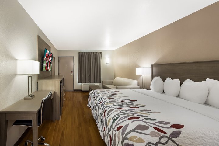 1 King Bed Suite (2 of 4)