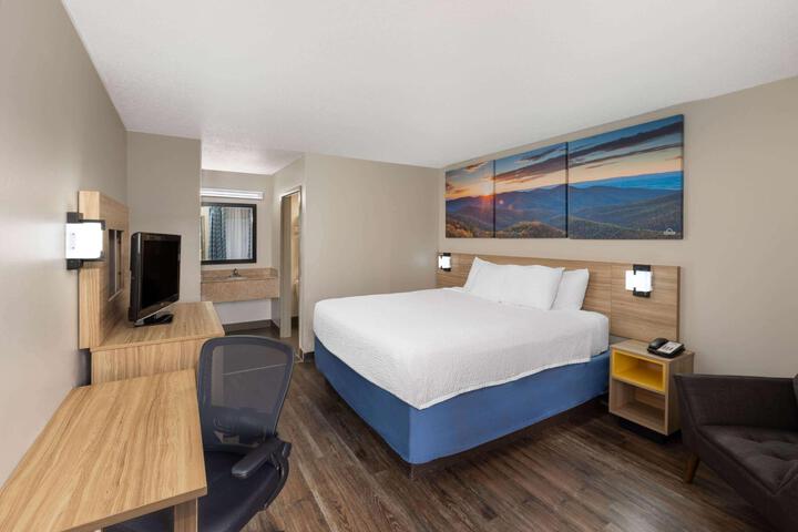1 King Bed (15 of 16)